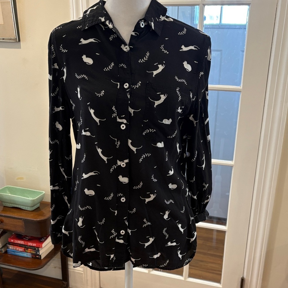 Max Jeans Button Down Rayon Black Blouse with White Floral-Cat Motif. Size M